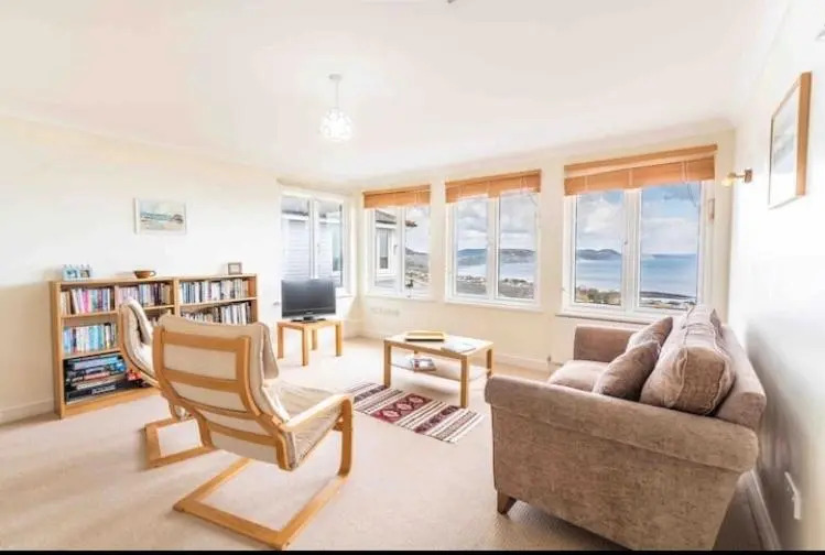 Fantastic spacious house with beautiful panoramic views of the bay Only a few minutes walk from beach harbour and restaurants This house has 3 bedrooms 3 bathrooms and 2 lovely sitting rooms