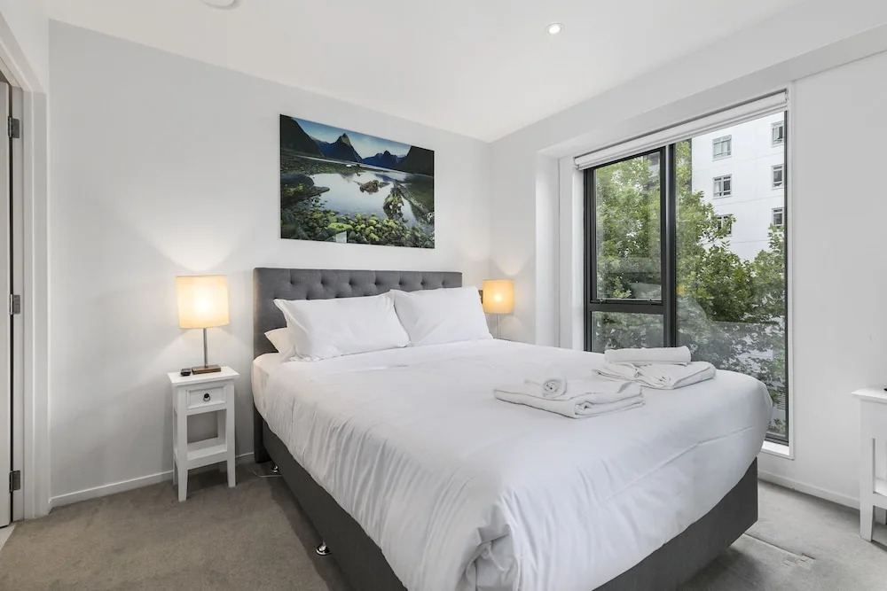 Chic 2BR Pool & Gym - Steps to Ponsonby