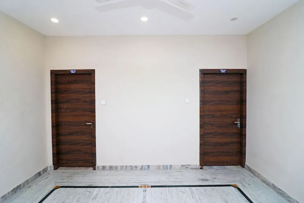 Krishna Plaza by OYO Rooms