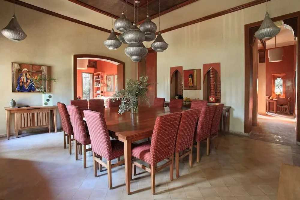 Villa Layyine avec personnel, piscine, spa et sports