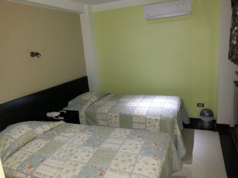 Ari's Hotel III