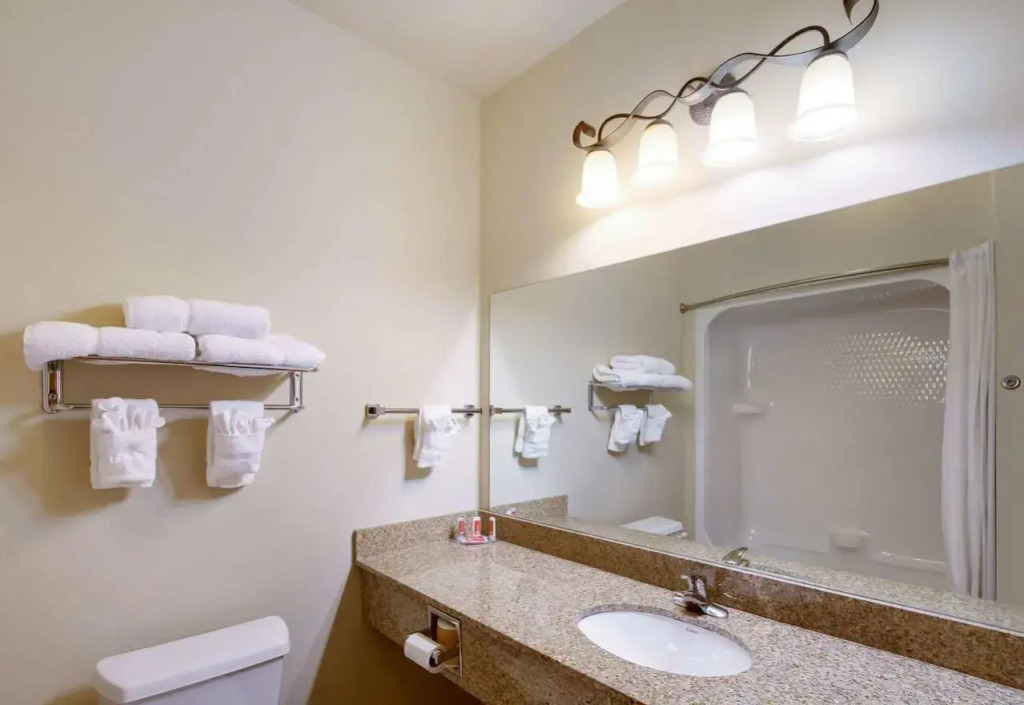 Econo Lodge Inn & Suites Bridgeport
