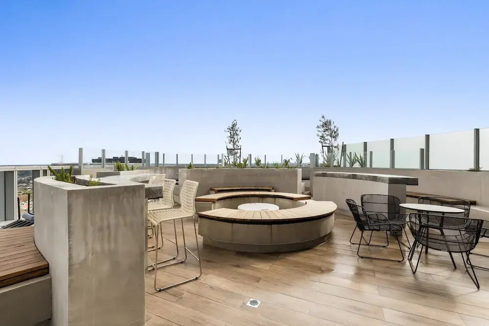 Chic 1-bed With Parking, Gym, Pool & City Views