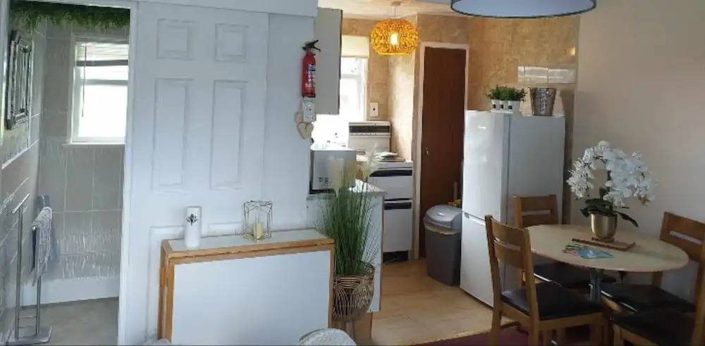 2 Bed Chalet Sleeps 5 - Pets, Parking, Near Beach