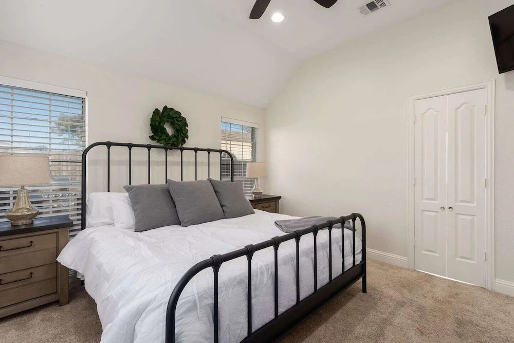Home Pool 15 Minutes from DFW Airport