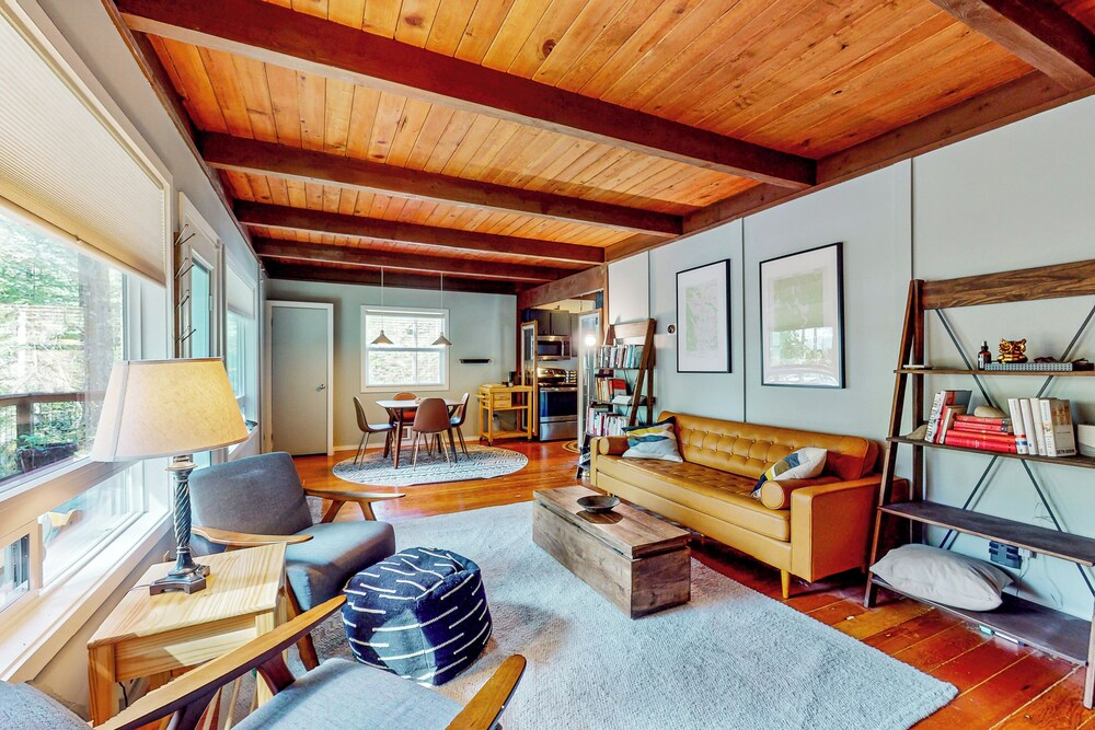 Dog-friendly 3 BR Cabin W & Decks & Bunk Room