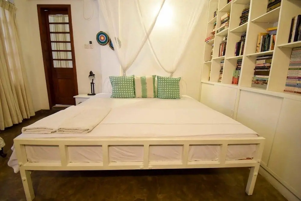 Colombo 7 - A Charming White Room