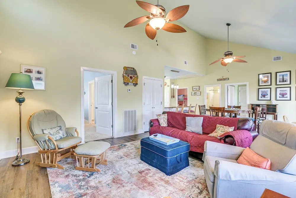 Steps to Crystal Beach! Family & Pet-friendly Home