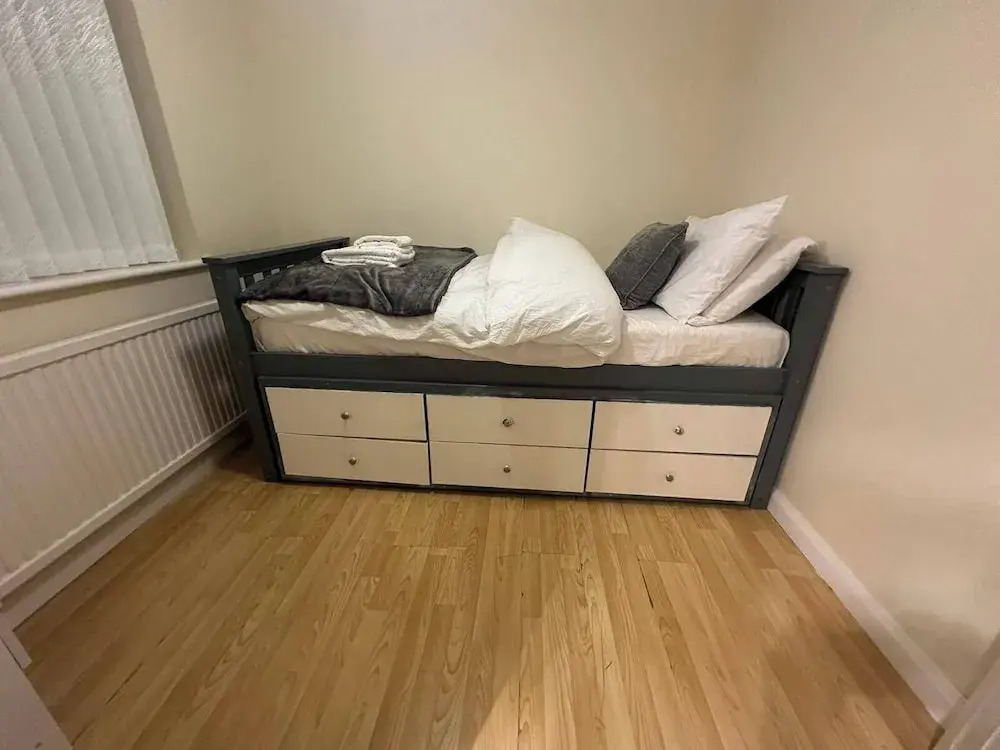 4 Bedroom Seaside House in Clacton-on-sea Sleeps 8