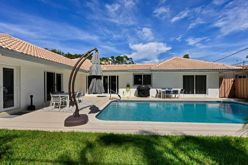 Sail Away Beach Cottage Sleeps 10 Heated Pool