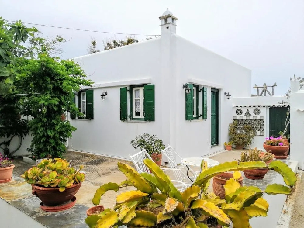 Traditional country house in Tinos