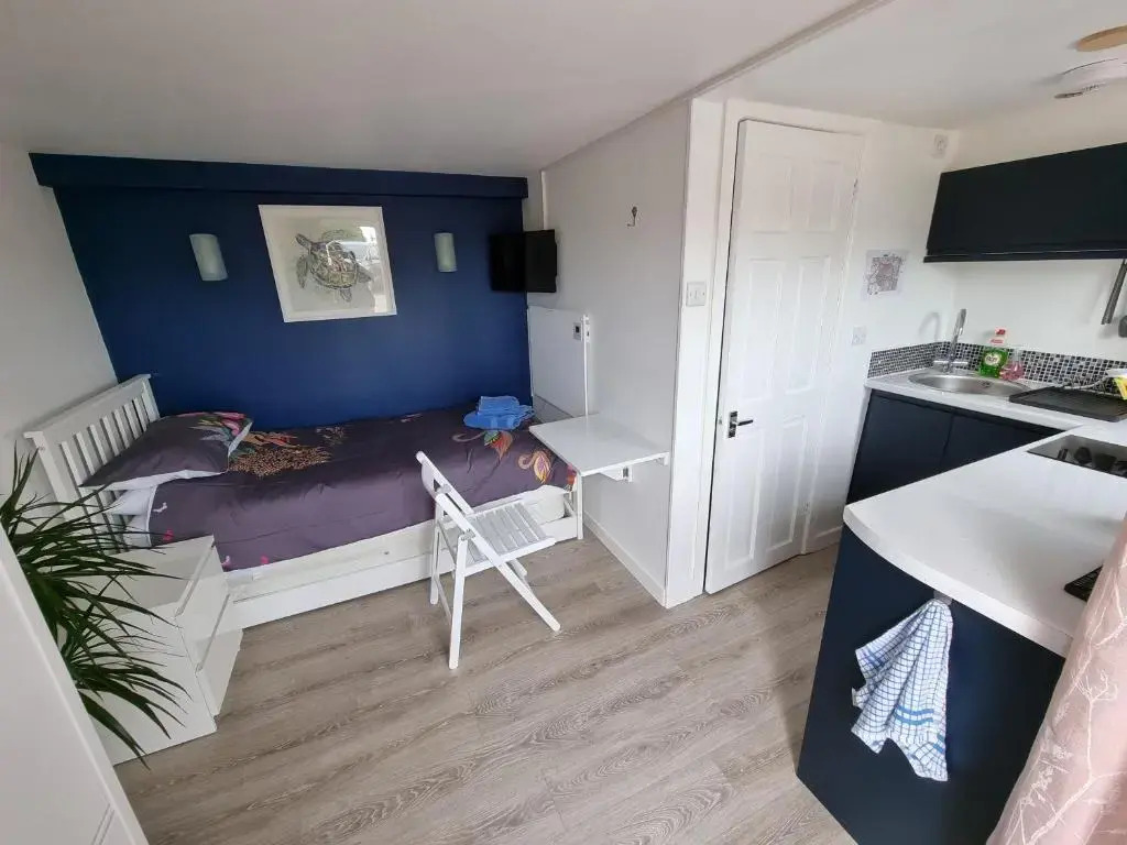 Lovely private studio room with own kitchen and bathroom. Set in the popular area of Shiphay in Torquay and only a short walk from Torbay Hospital