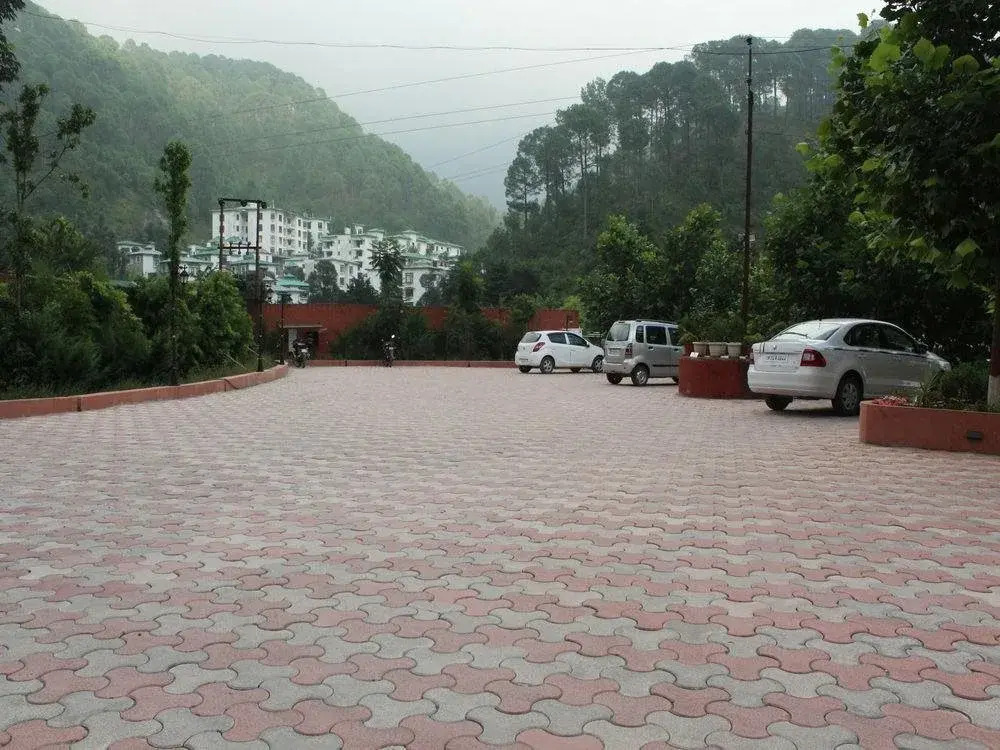 Hotel UNA Comfort Misty Oak By OYO Rooms
