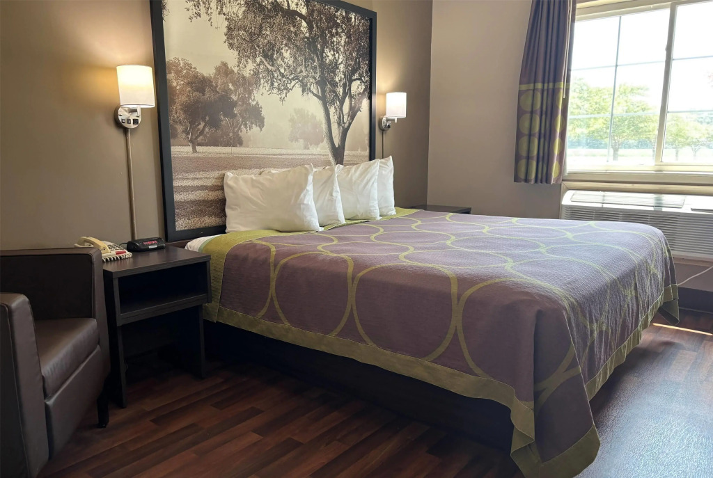 Super 8 by Wyndham Grayville