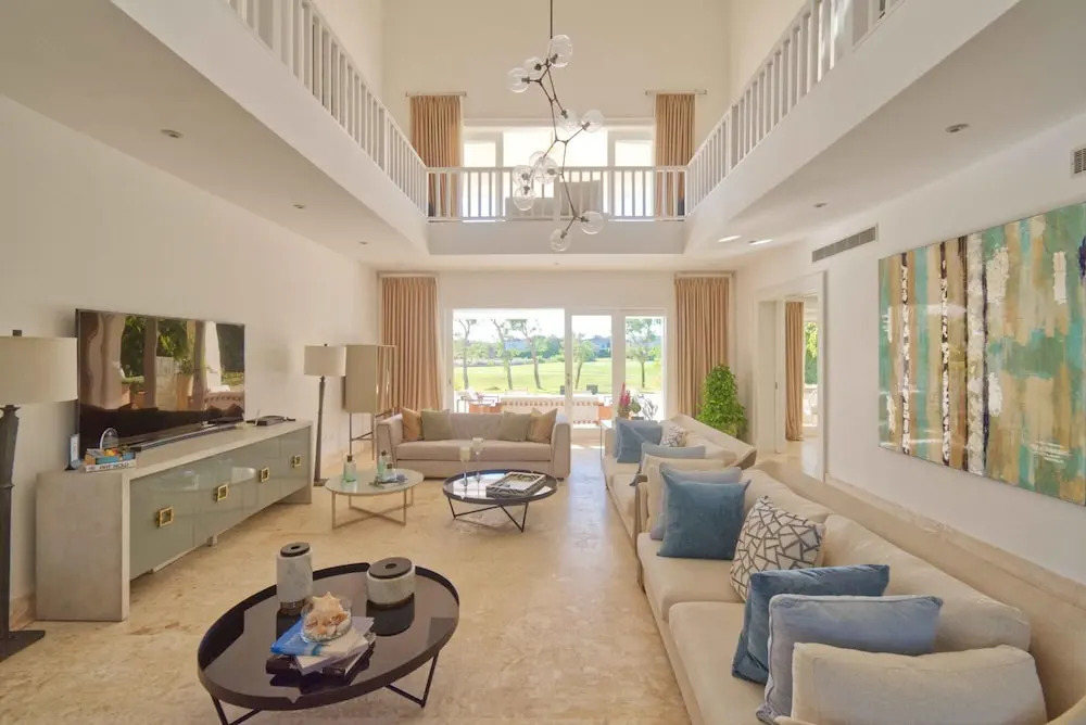 Modern Villa w Golf and Lake View in Beach Resort
