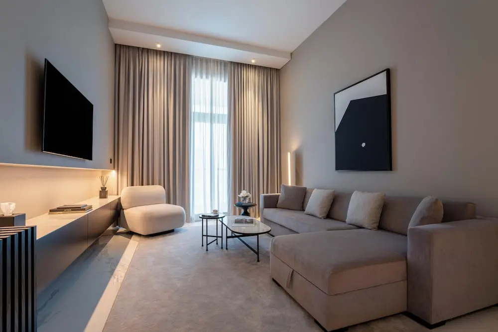 Lusso Hometels J One
