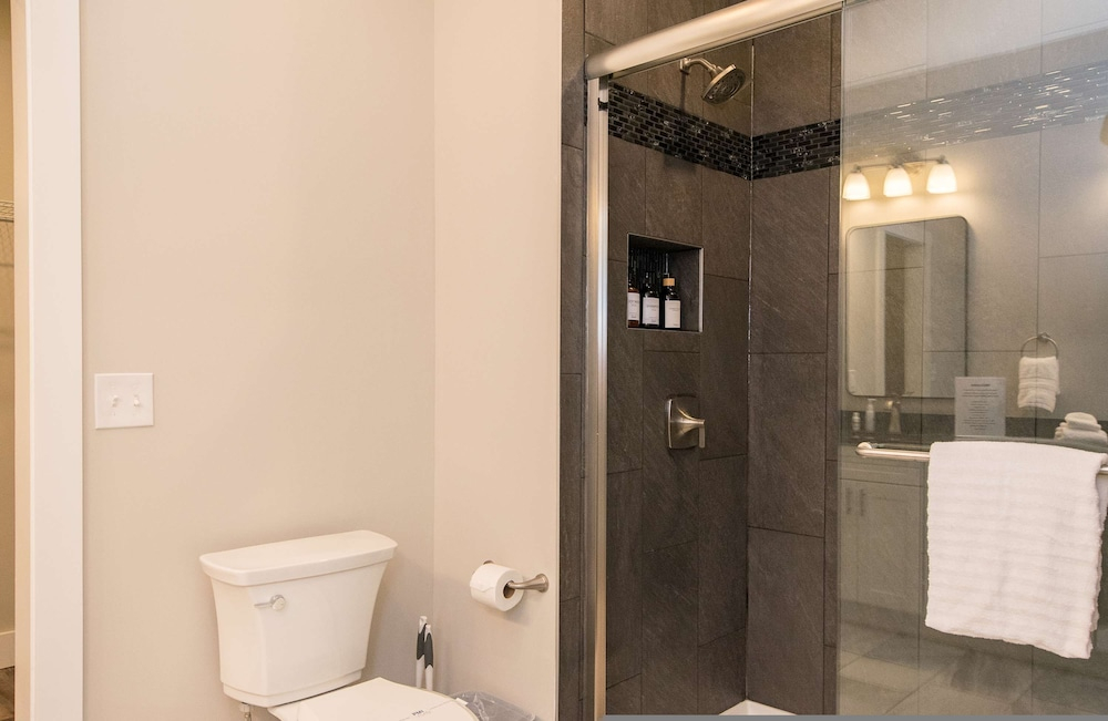 Hendersonville Duplex Sleeps 8 Free Tix