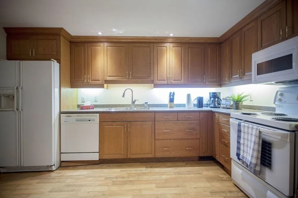 Stunning 1BR Basement Apt - King Size