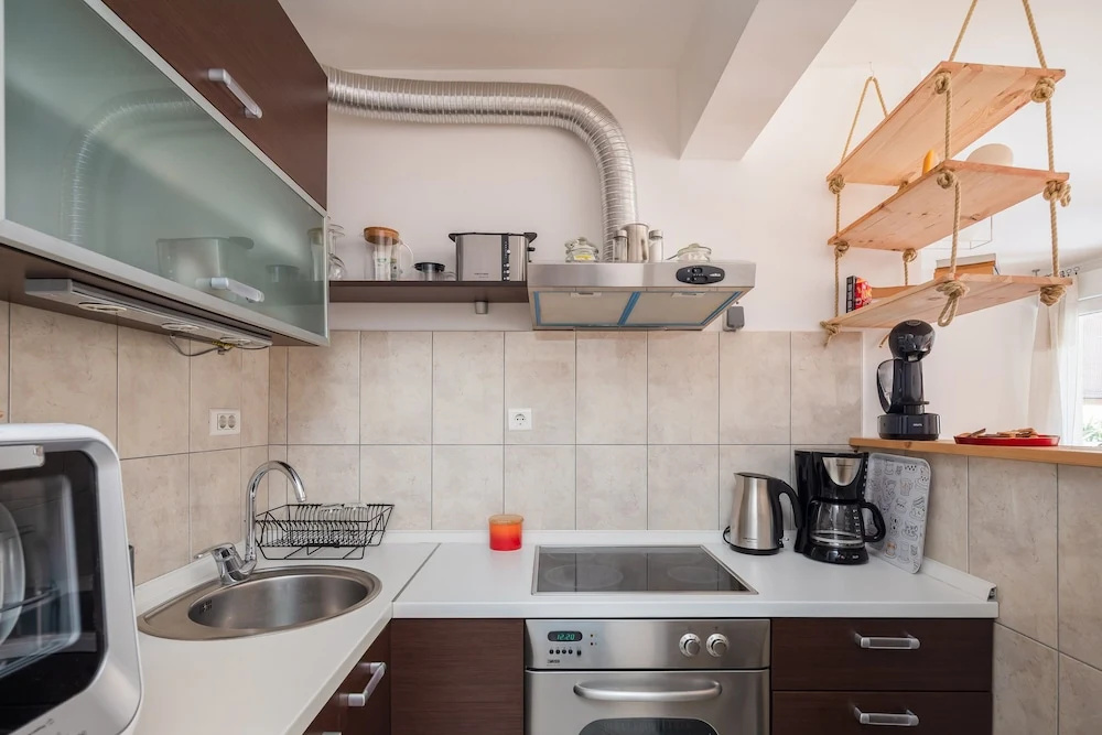 Modern apt With Terrace 4 min Walk to the Beach