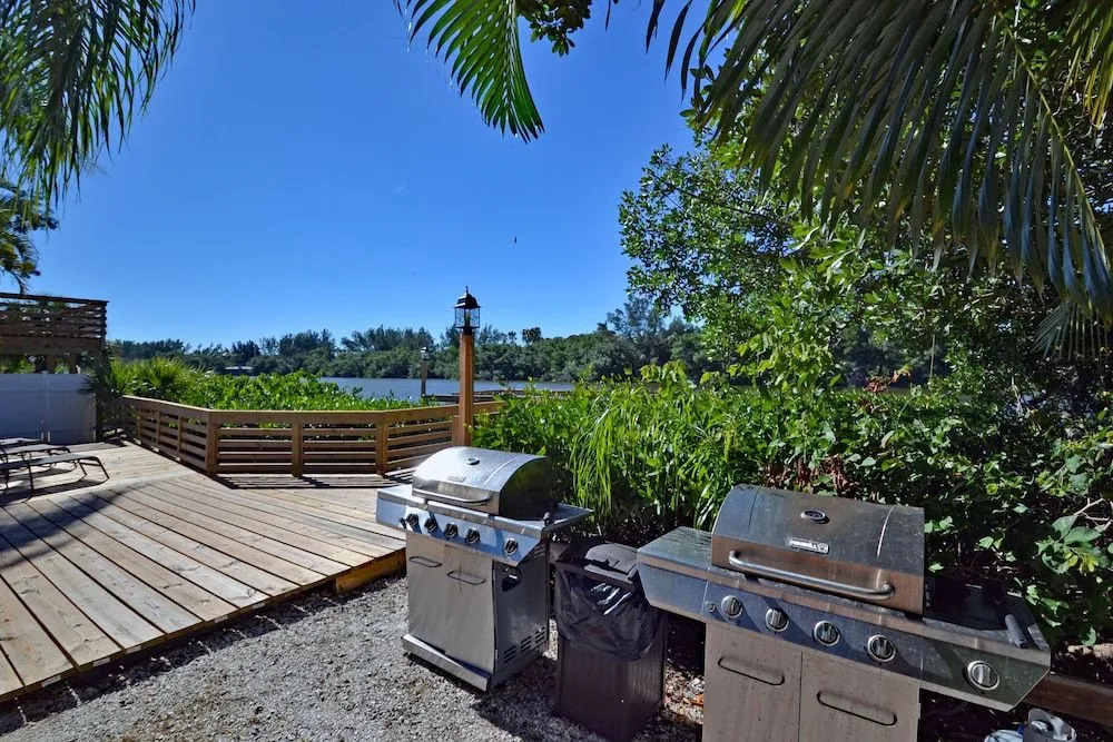 Lakeside Hidden Paradise Among Tropical Landscape W/ Heated Pool