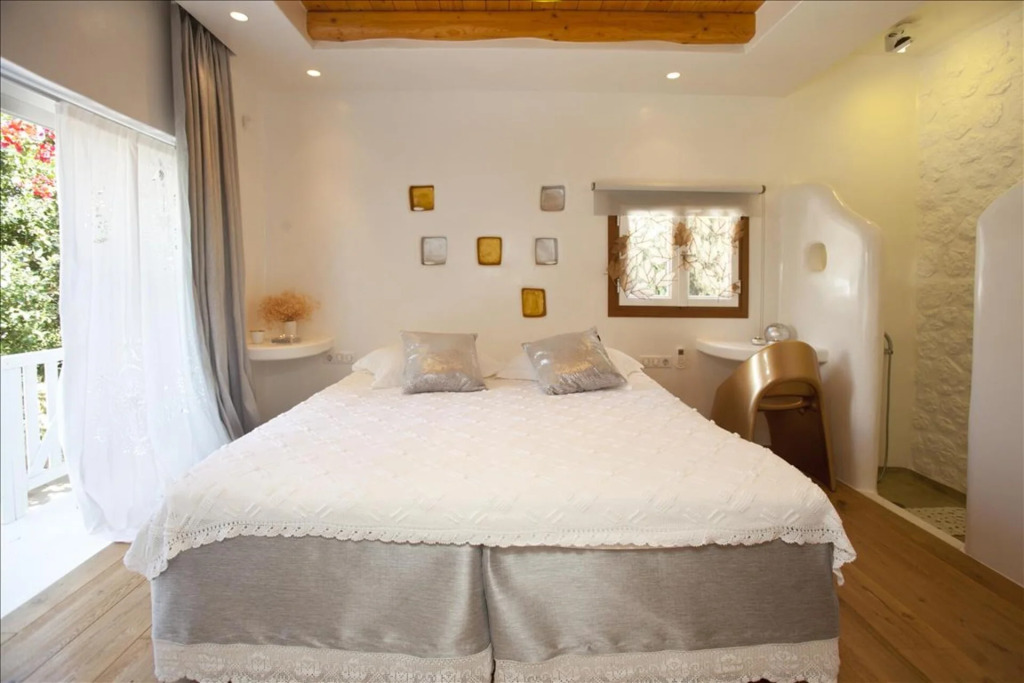 Kallos Villas & Suites