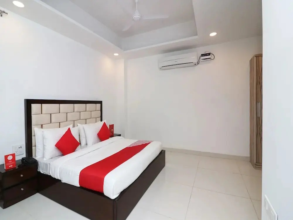 Pitampura Metro Station By OYO Rooms