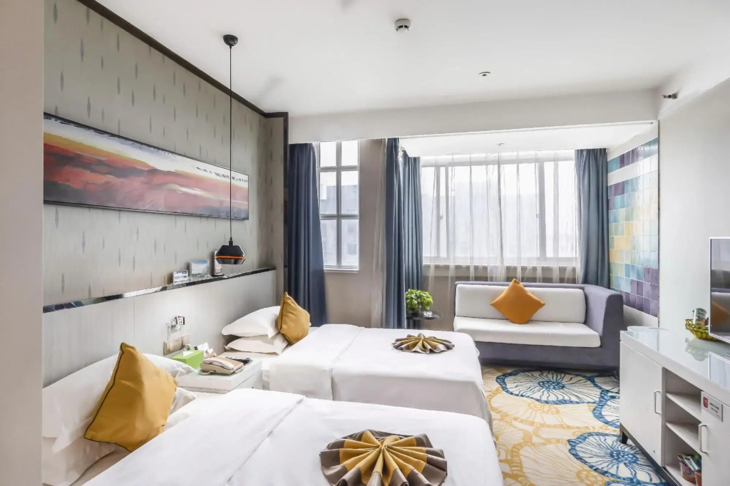 Zhongzhou Yihe Hotel (Dennis City Plaza)