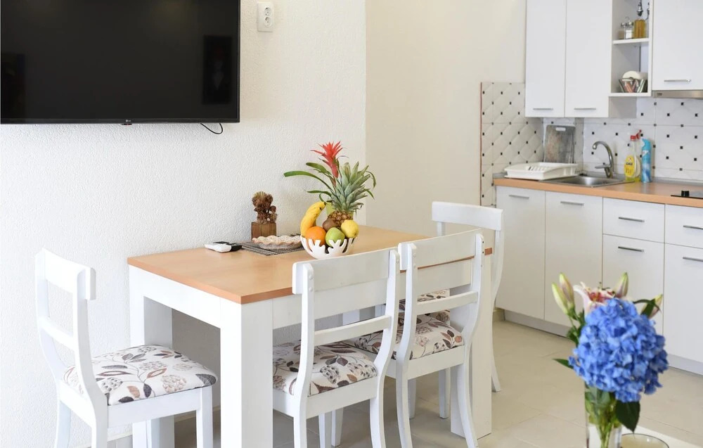 Awesome Apartment in Makarska With Wifi and 1 Bedrooms