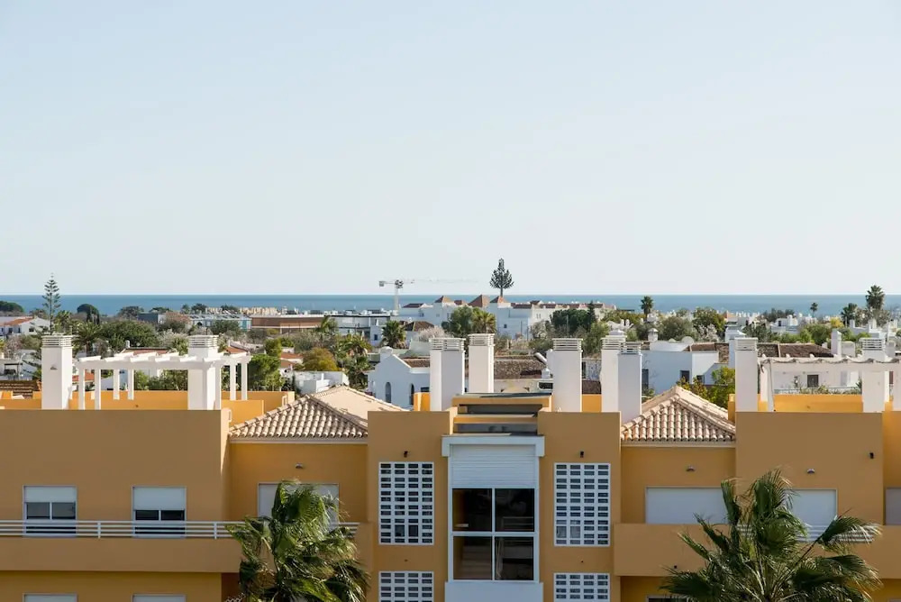 Pool, Wifi, big terrace, Bbq, air con 1200m from the Marginal of Cabanas