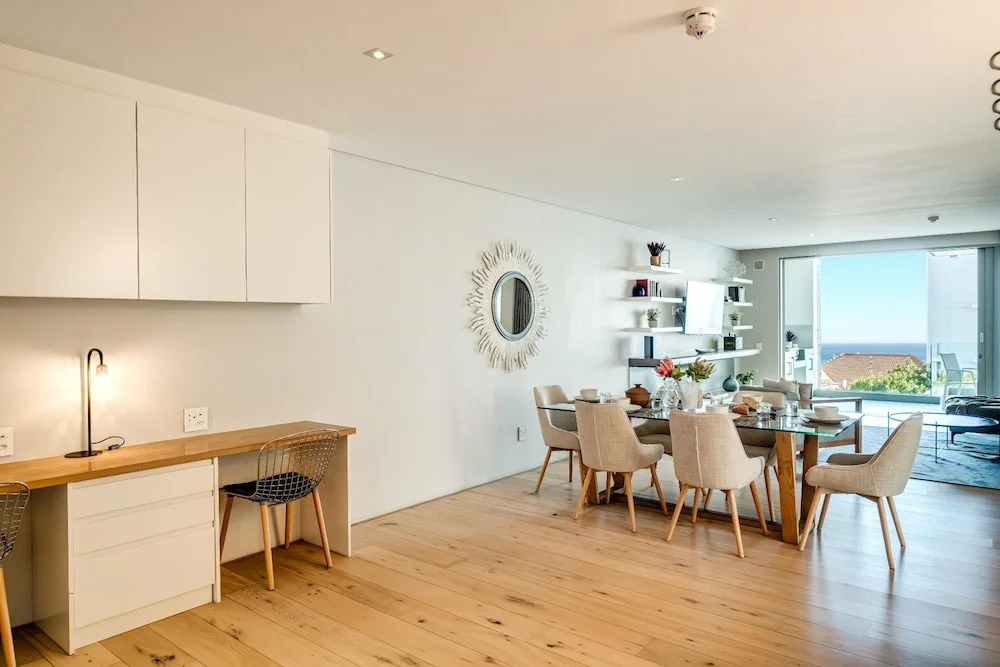 Bright 2bed in Sea Point w Sea Views Helio Haven