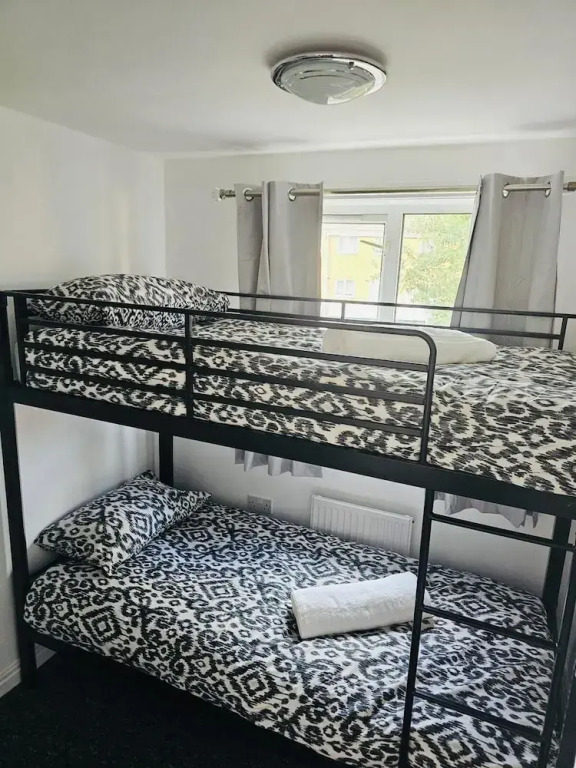 Stylish 3 Bed Home Parking City centre