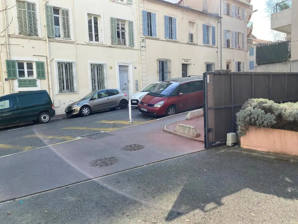 T2 proche de la gare, à 10 minutes à pieds de la Croisette, piscine & parking dans résidence de haut standing