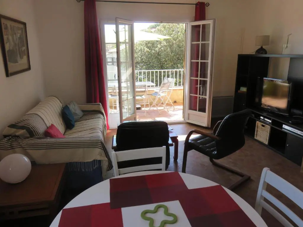 Très bel appartement T2 de 65 m2 avec terrasse vue sur port.