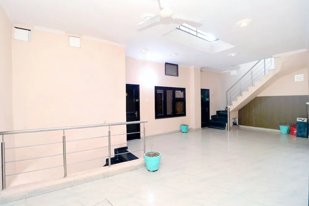 Oyo 39626 Rj Royal Guest House