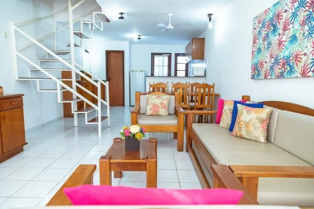 Casas no Residencial Mont Sinai com 2 ou 3 suítes , internet privativa 300MBPS a aproximadamento 250m da Praia de Taperapuã, condomínio com piscinas adulto e infantil, sauna, churrasqueiras e Segurança 24hrs