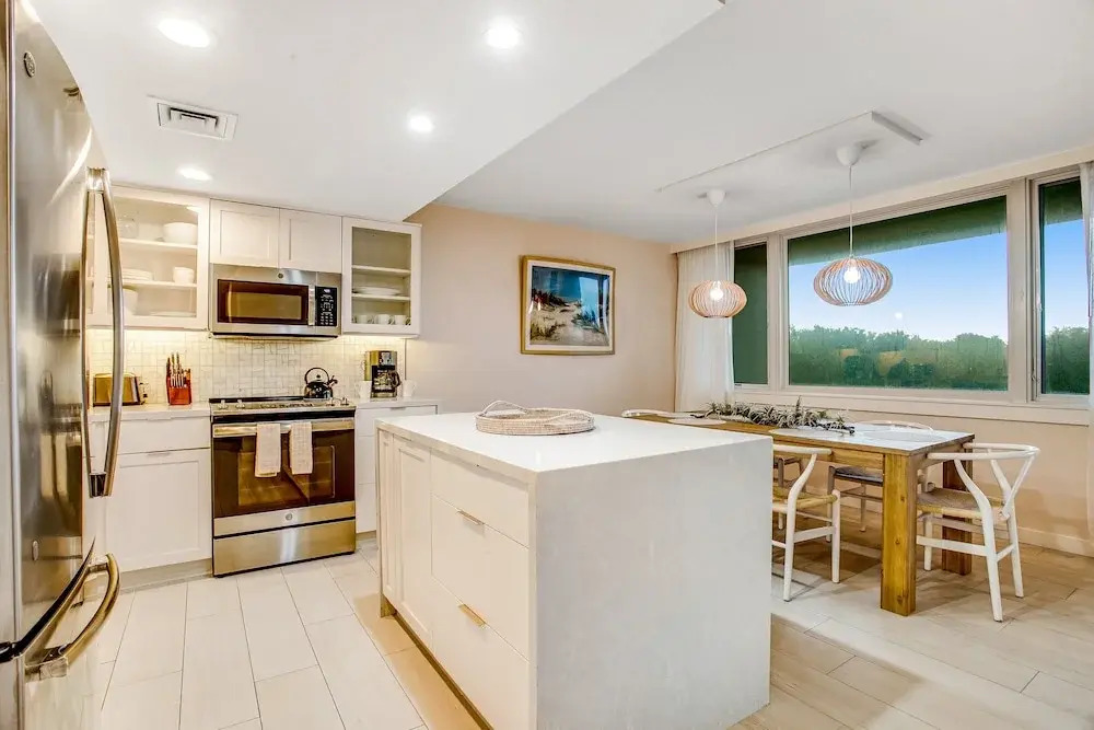 Beach Condo With Balcony, W/d, AC, Outdoor Pool & Fast Wifi