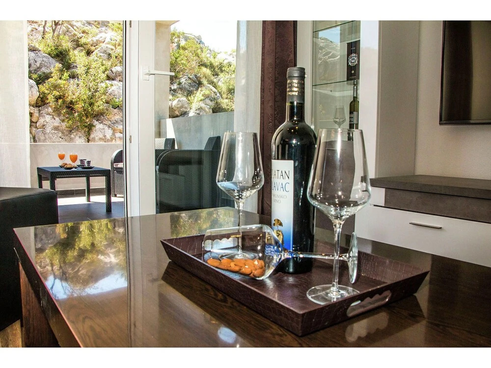 Modern 3 Bedroom Apartment, With 2 Bathrooms, Kitchen, Living Room and Airco