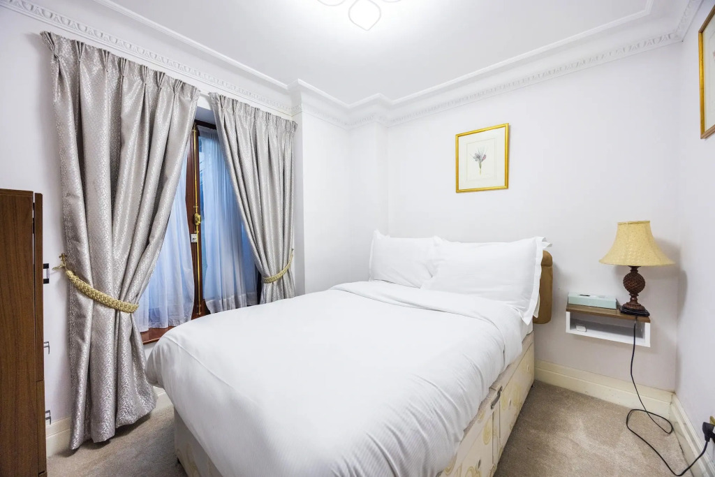 CARLTON COURT - MAYFAIR