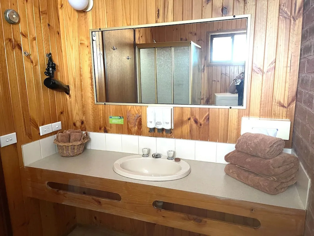 Country Roads Motor Inn