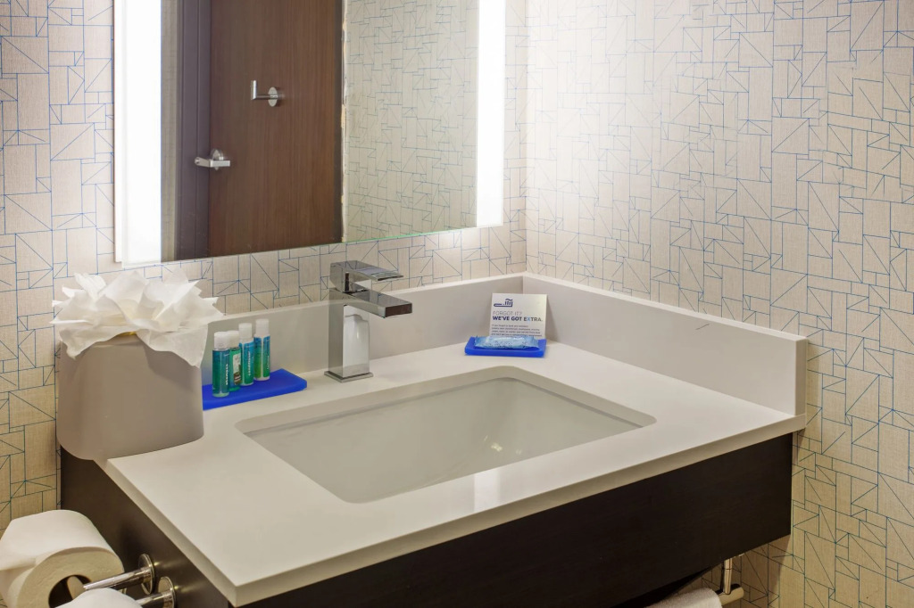 Holiday Inn Express & Suites Oakland - Airport by IHG