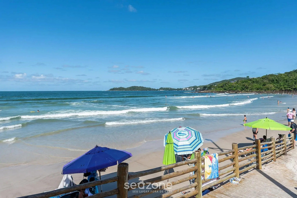 Apto c/ varanda a 160m da praia de Bombas COL102