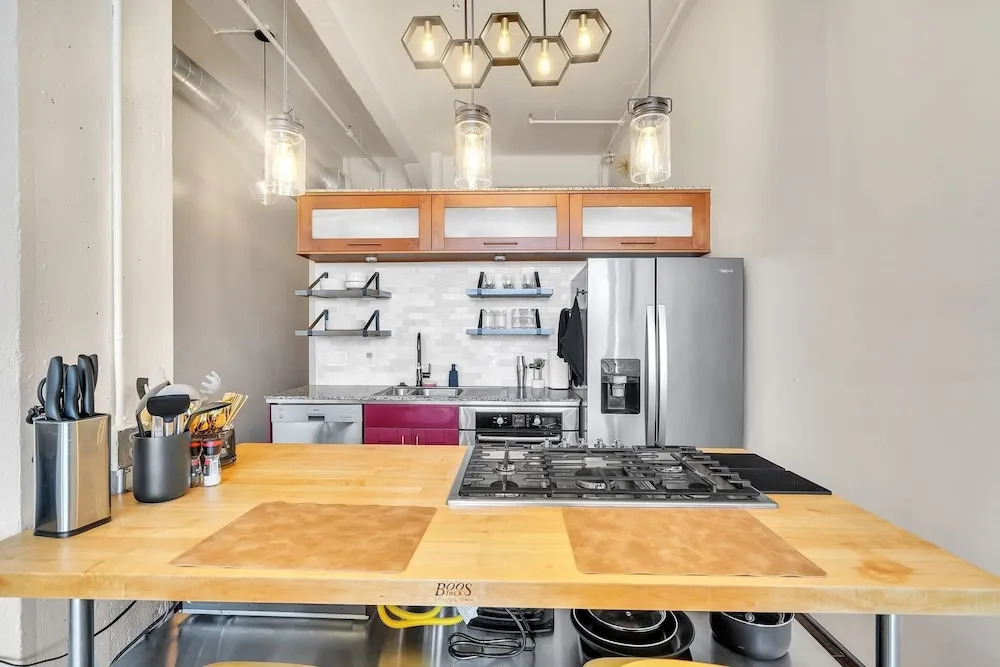Modern Condo With Mountain Views, Walk To Downtown 2 Bedroom Condo