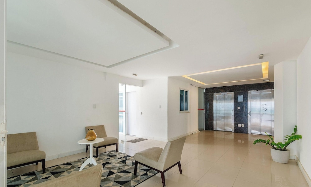 Apt w/ Balcony & View, Steps From the sea Opr0303