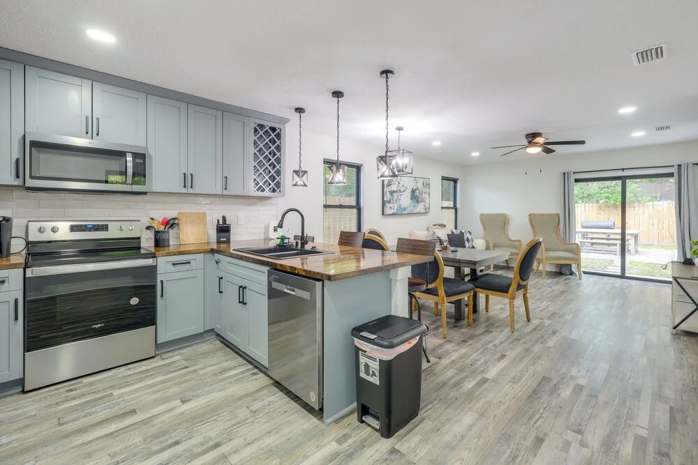 Walk to Stadiums & Dining: Pet-friendly Home