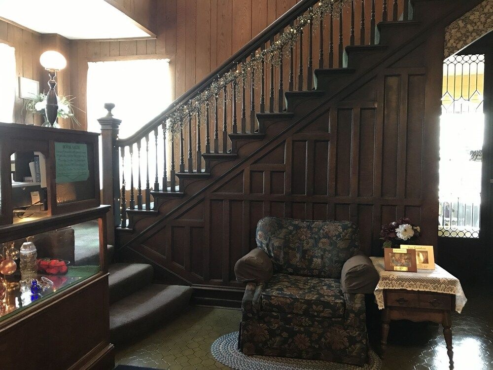 Colonial Hotel-Motel