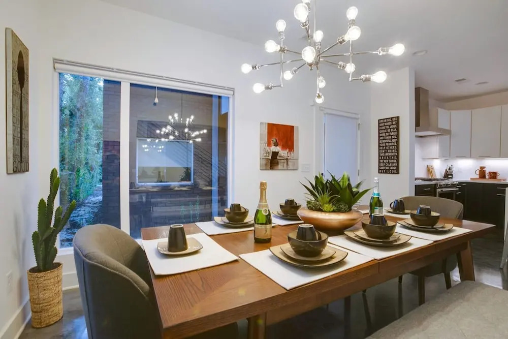 Modern 8bed/4ba Home w/ Roof Deck & Grill by Domio