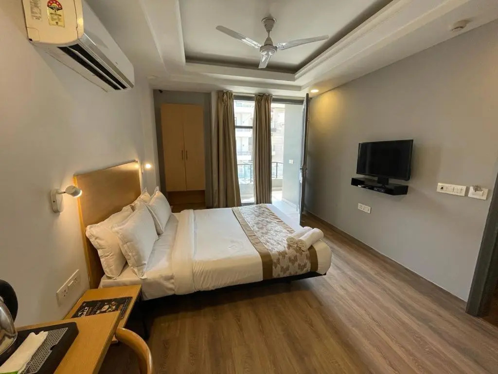 Saltstayz Express - Golf Course Road & DLF Phase-1