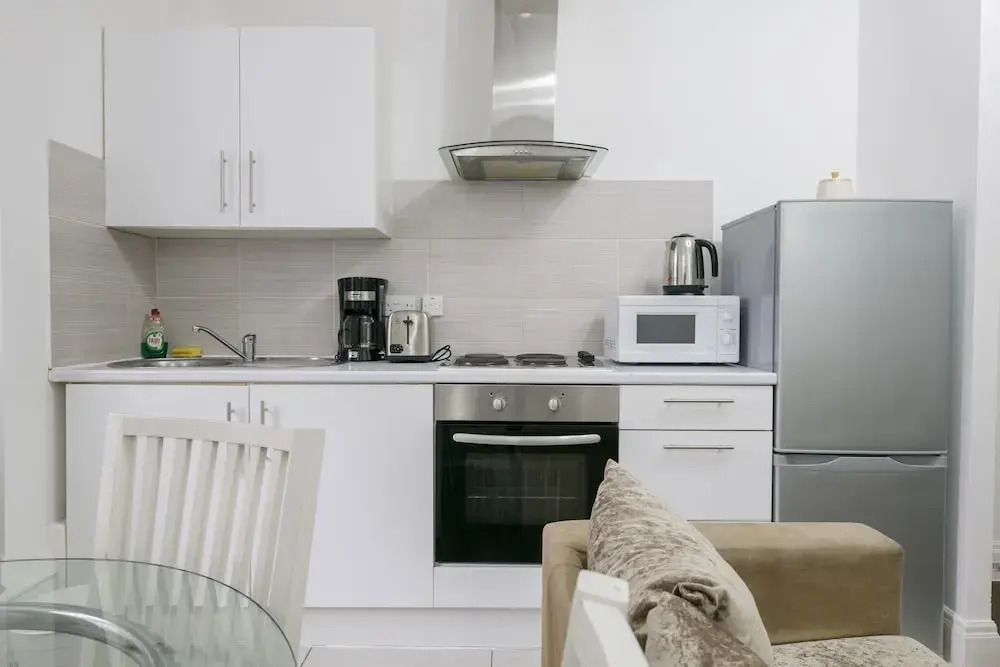 Lovely & Spacious 2 Bedroom APR Queensway