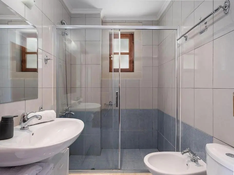 Aloni House - Spacious secluded villa with pool, up to 10 guests