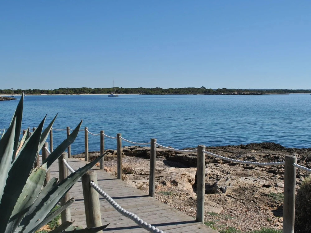 Simple house in super location with private access to the most beautiful beach.
